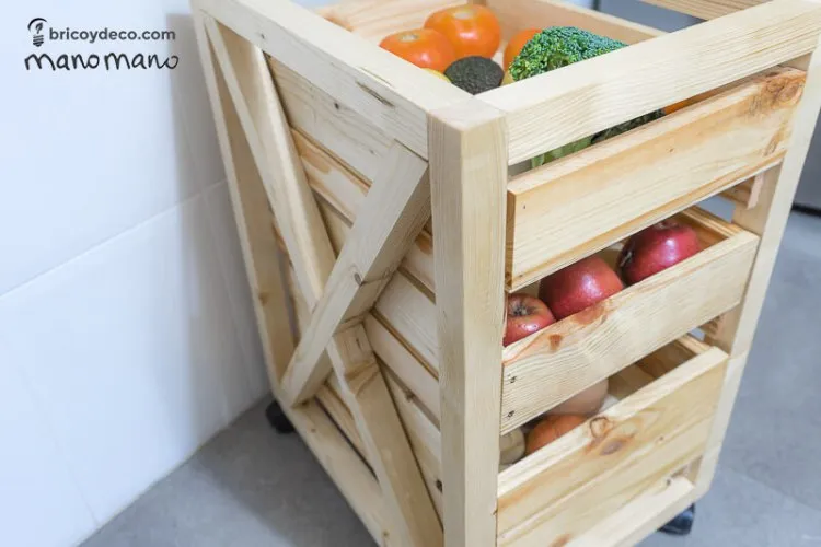 Come creare un carrello porta frutta e verdura utilizzando un bancale e dei listelli di legno