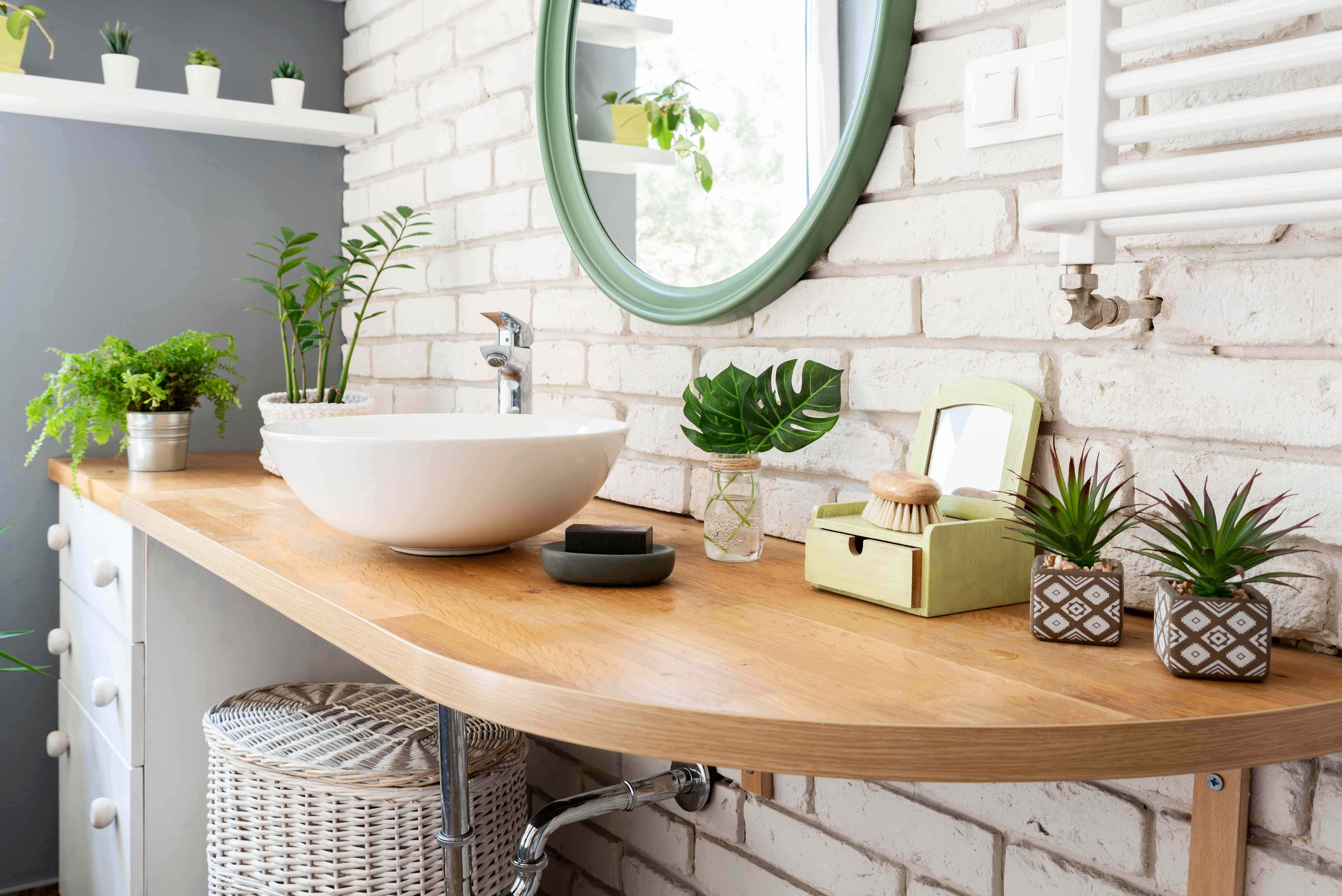 How to decorate your bathroom on a budget