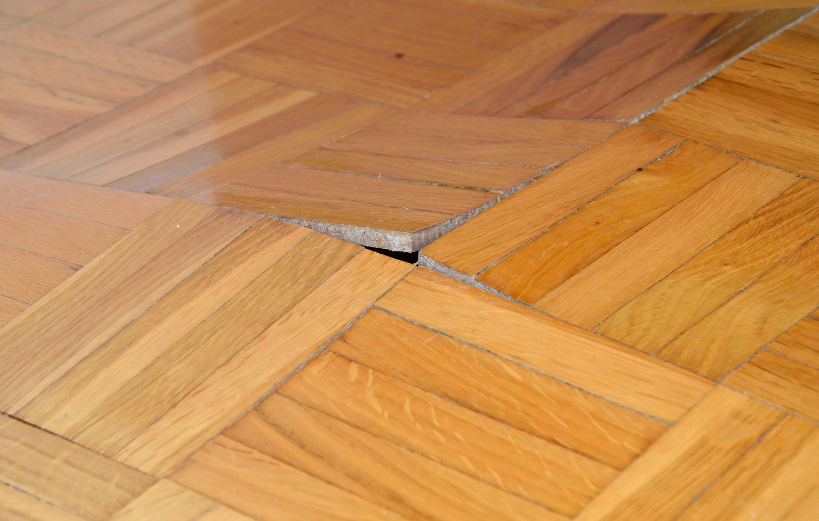 Parquet flottant qui gondole pourquoi et comment réparer