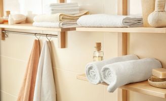 Tablette et étagère de salle de bains : comment choisir