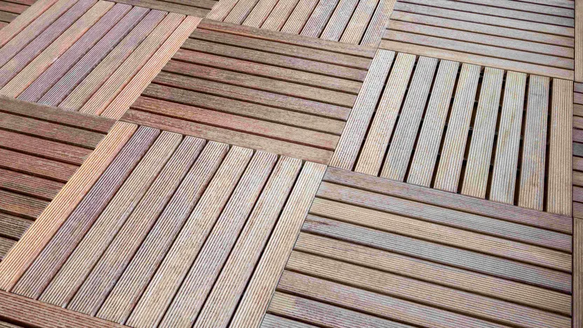 Terrassenfliesen oder Terrassendielen: Was ist besser?