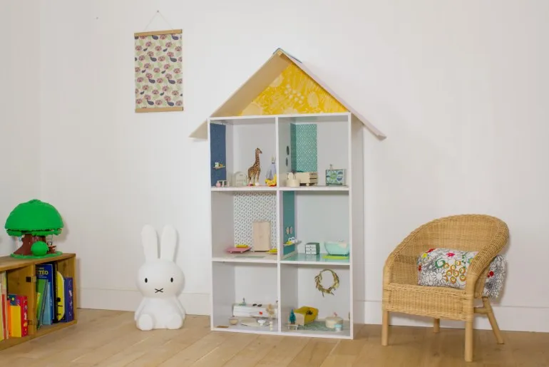 Realizzare una casa delle bambole fai da te utilizzando uno scaffale