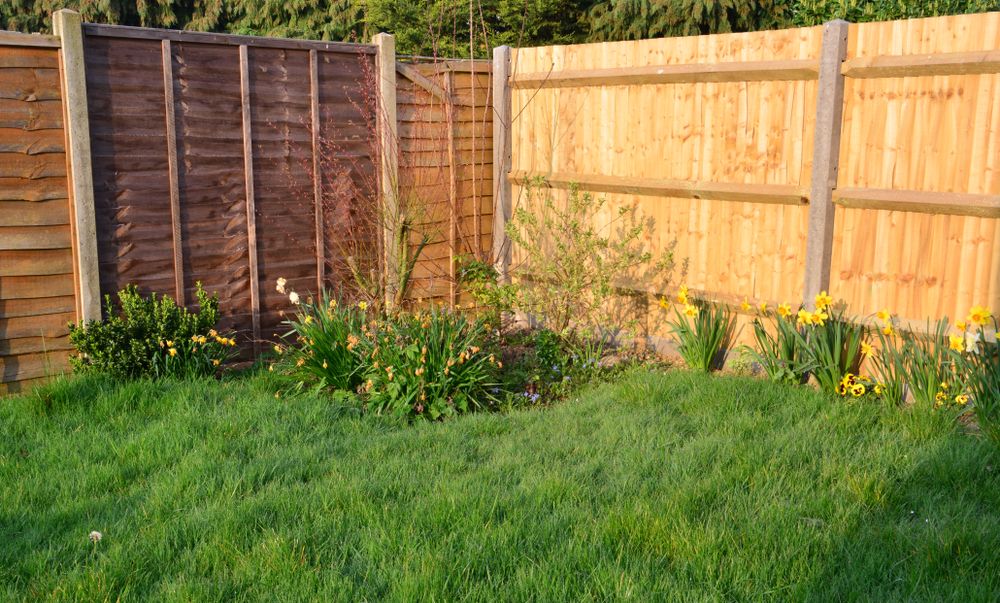 How to repair a wooden fence