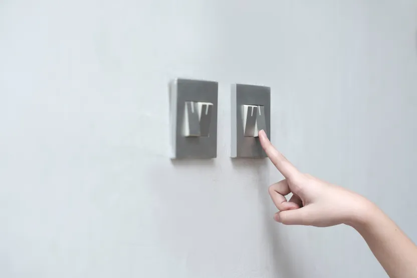¿Cómo conmutar dos interruptores?