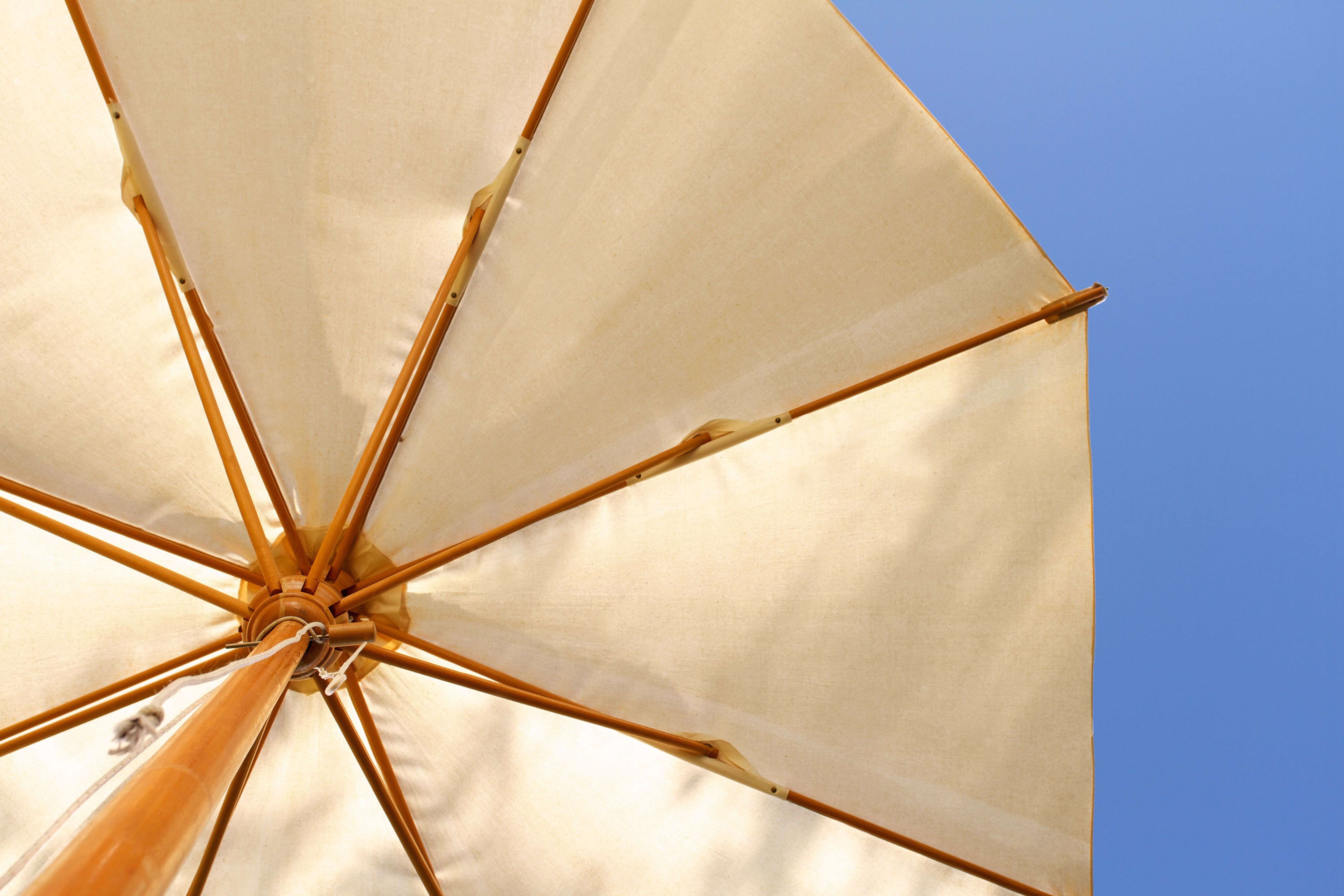 Parasol ou tonnelle : que choisir pour avoir de l’ombre aux beaux jours