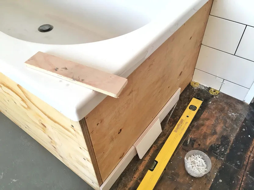 Eine Badewannen verkleiden: So geht's