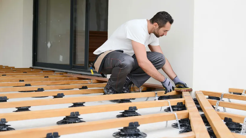 Cómo instalar un suelo de composite o de lamas de madera sobre plots