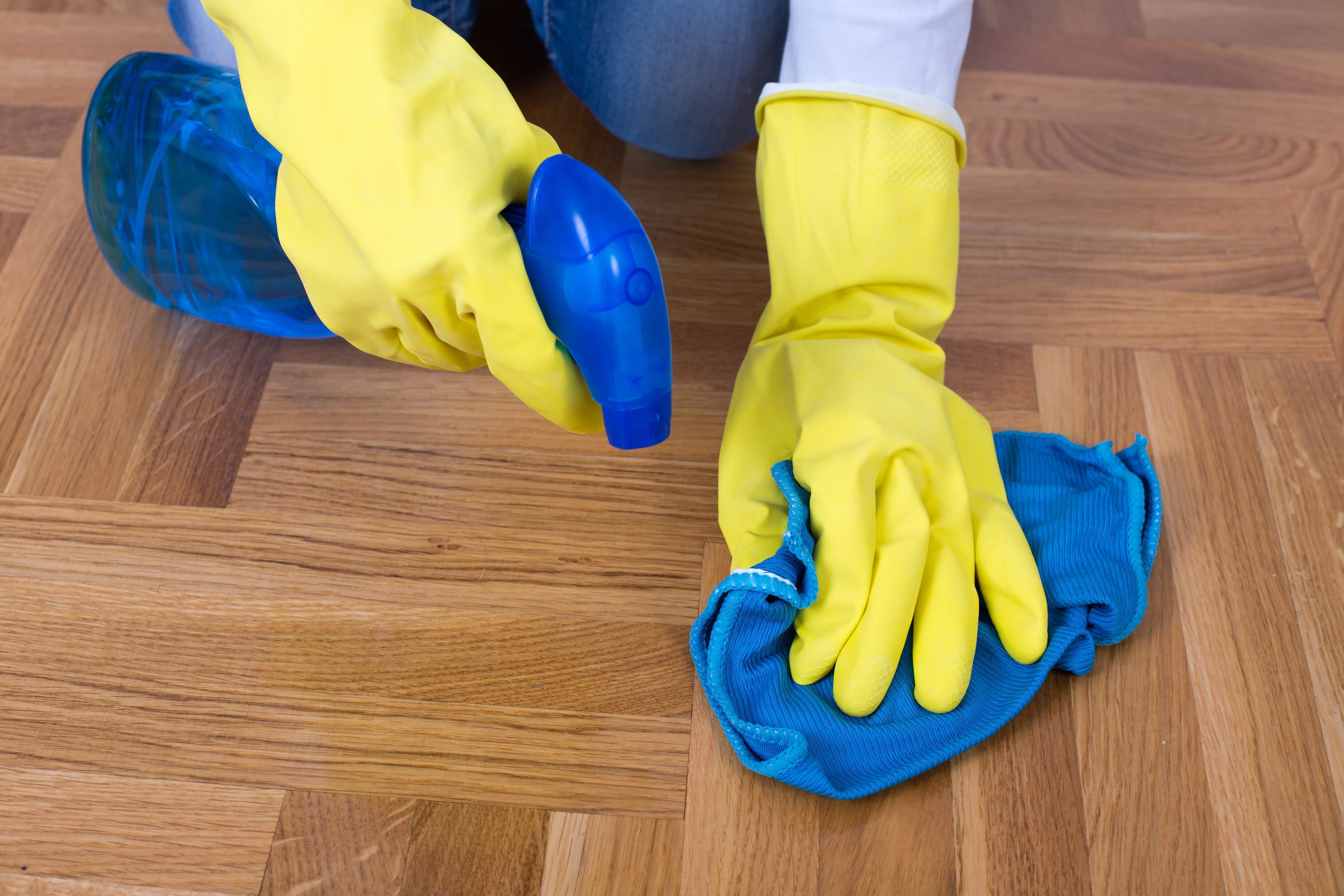 How to remove stains from a wooden floor