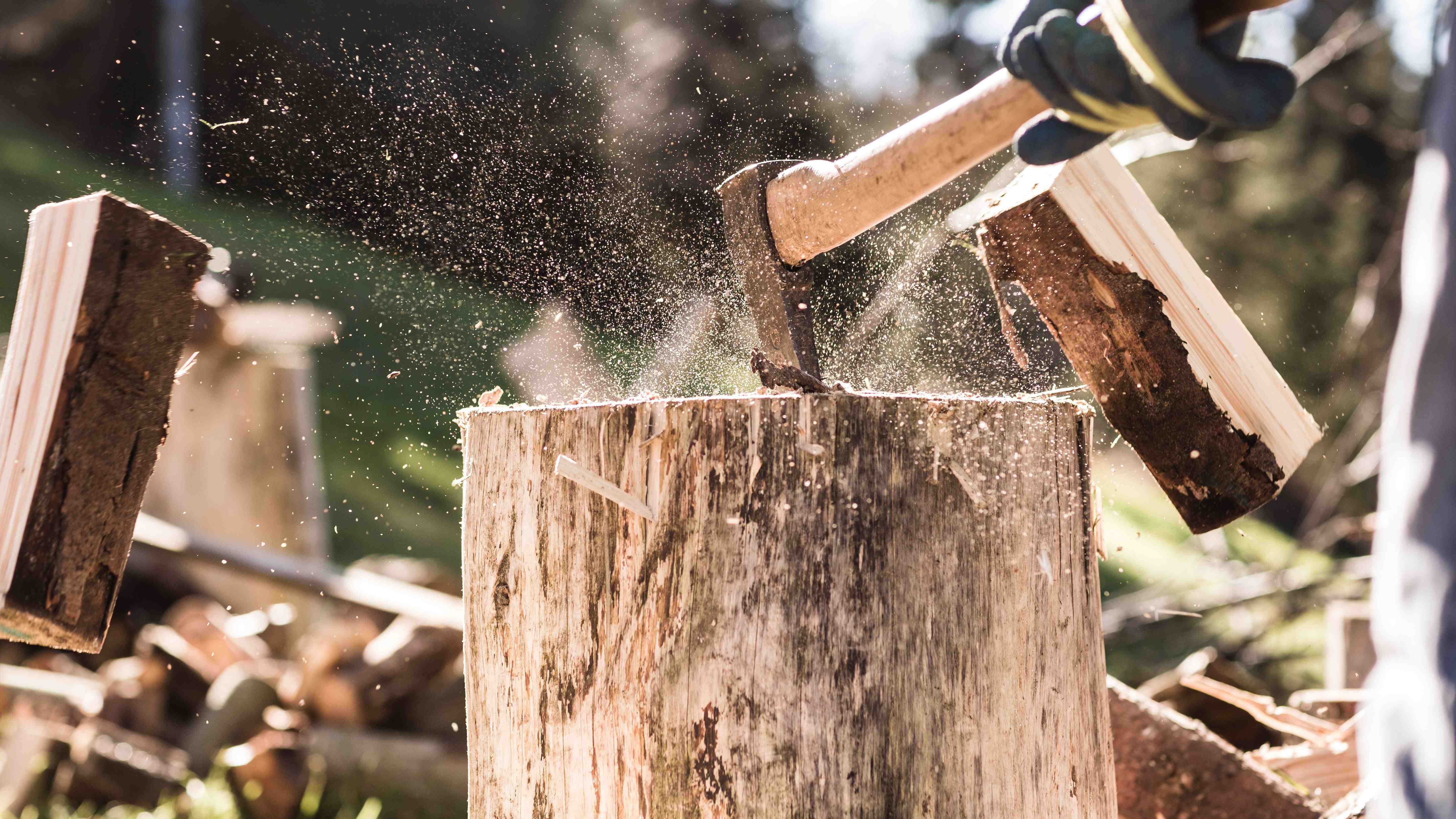Come tagliare una catasta di legna in sicurezza
