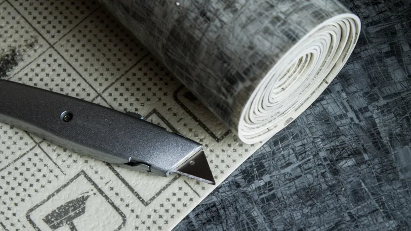 ¿Cómo colocar PVC en rollo en un cuarto de baño?