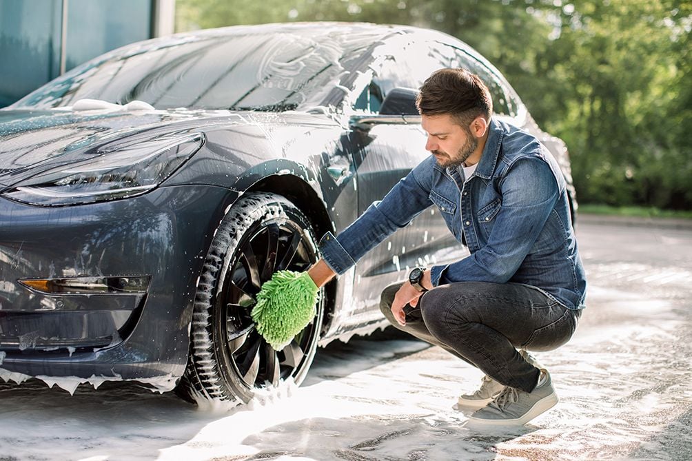 Lavare auto a casa: prodotti e consigli per un risultato perfetto