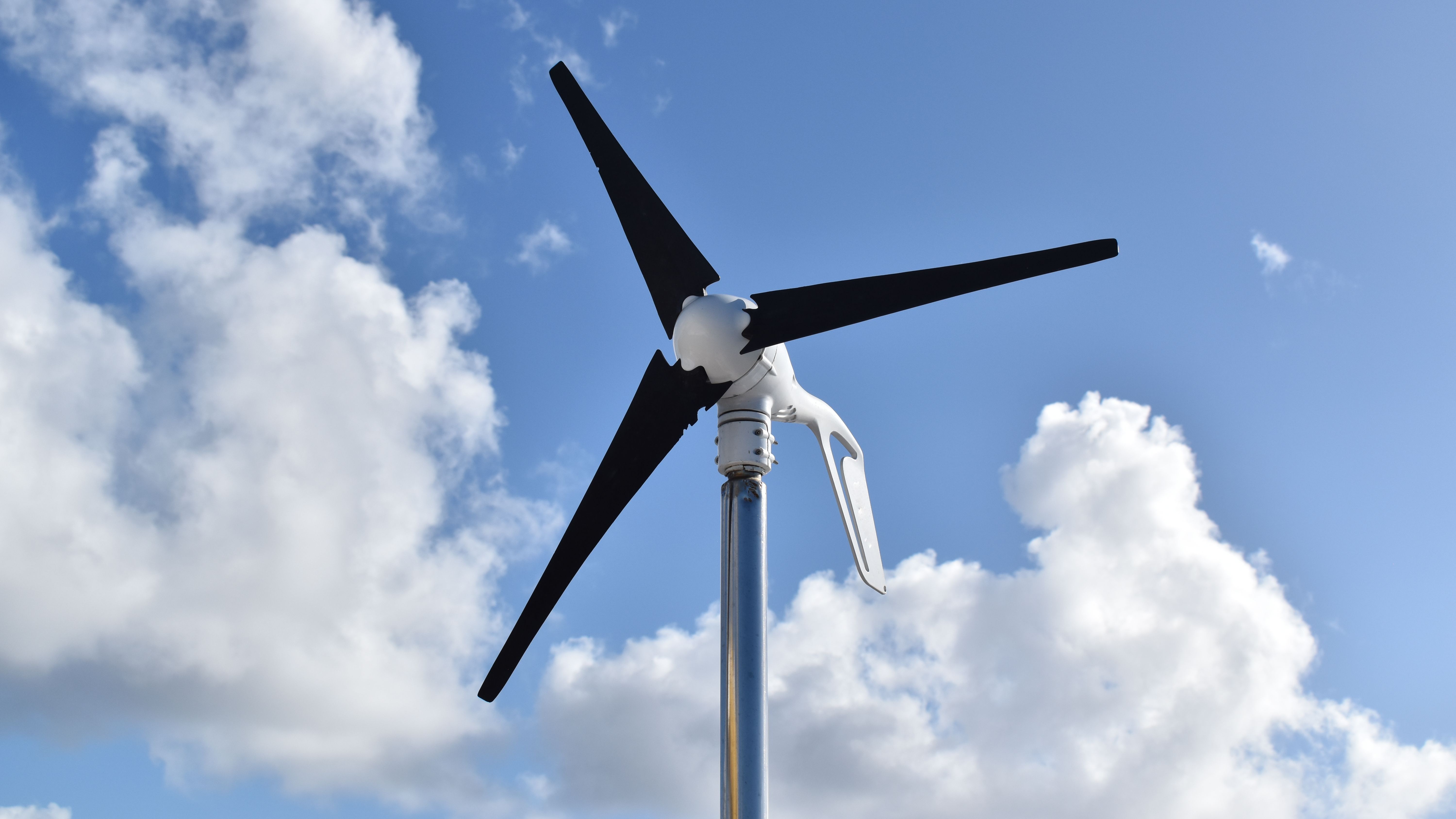 Mini-Windturbine erzeugt 50 % mehr Strom als Solaranlage
