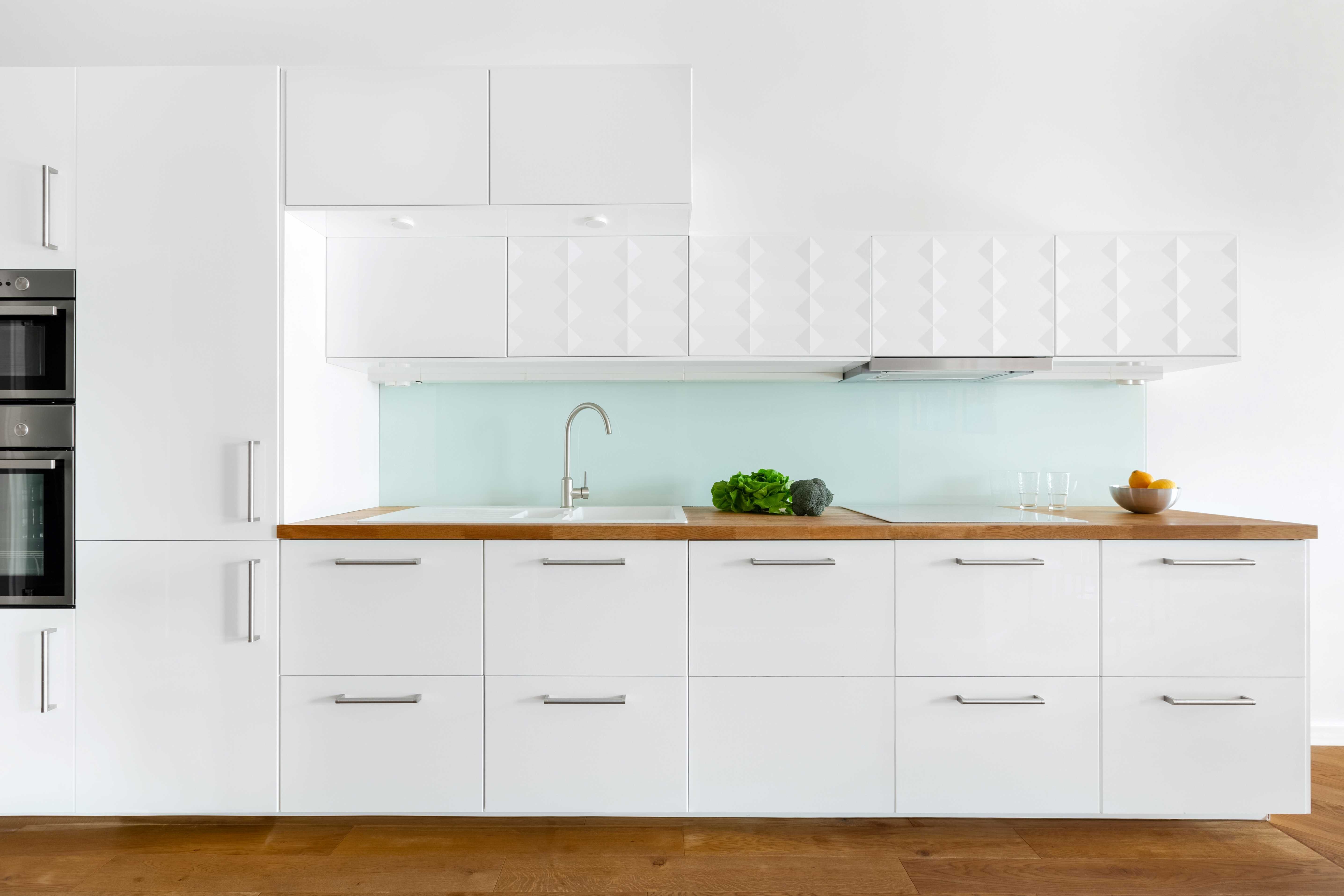 30 cucine moderne con pensili in vetro trasparente o colorati in