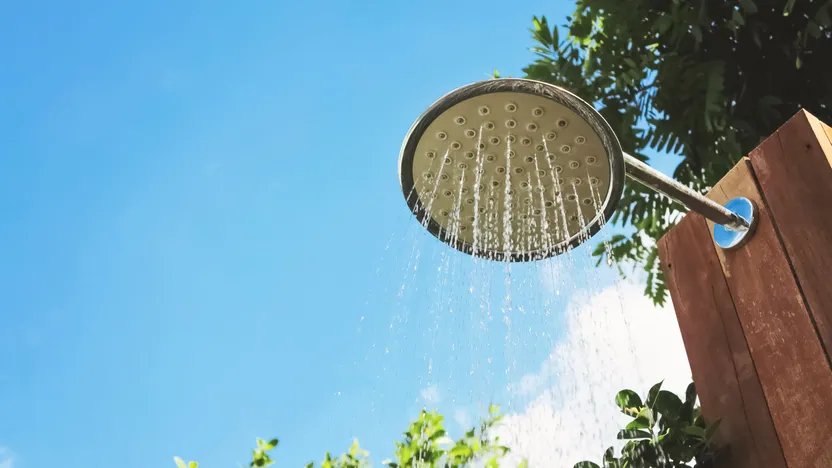 Comment choisir une douche de jardin ou douche solaire