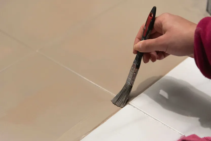 Comment peindre un carrelage de sol dans la salle de bains