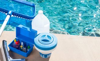 Die richtige Auswahl der Produkte zur Reinigung Ihres Pools