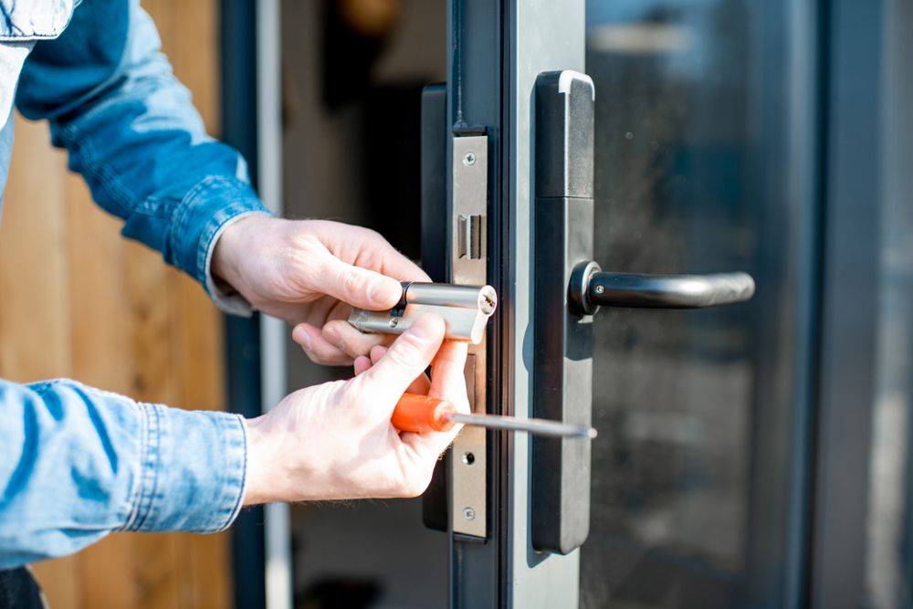 Cómo cambiar la cerradura de una puerta y sustituir el bombín?