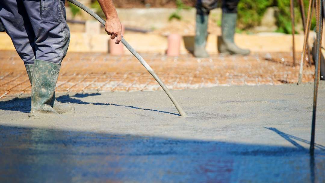 How to vibrate concrete with a needle vibrator or mechanical trowel