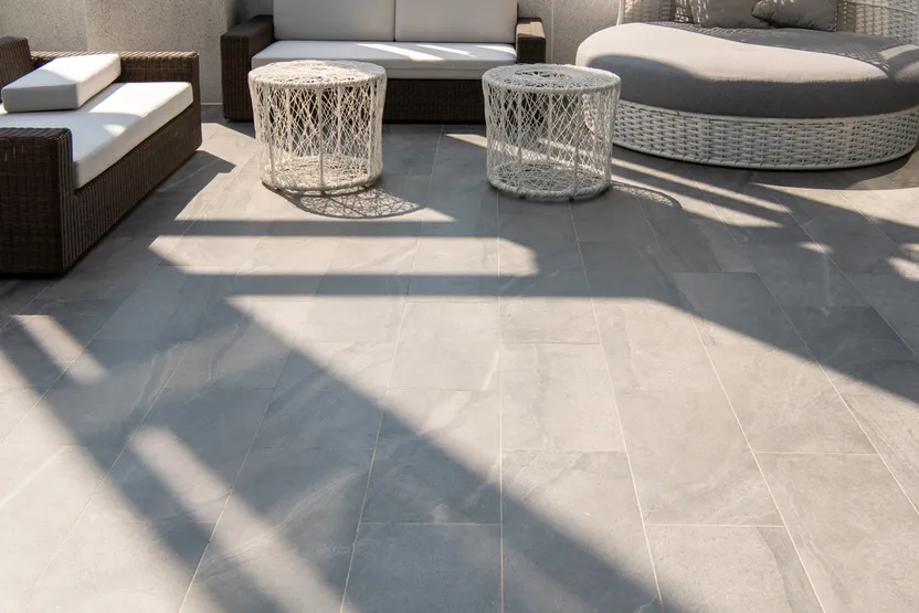 Terrassenbeläge aus Stein im Vergleich