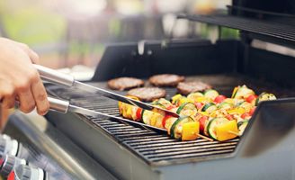 Barbecue o piastra: cosa scegliere per il piacere della cucina all'aperto