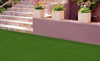 ¿Cómo instalar césped artificial en terrazas y patios?