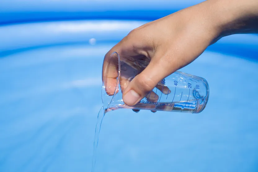 So finden Sie den richtigen Pool-Entkalker