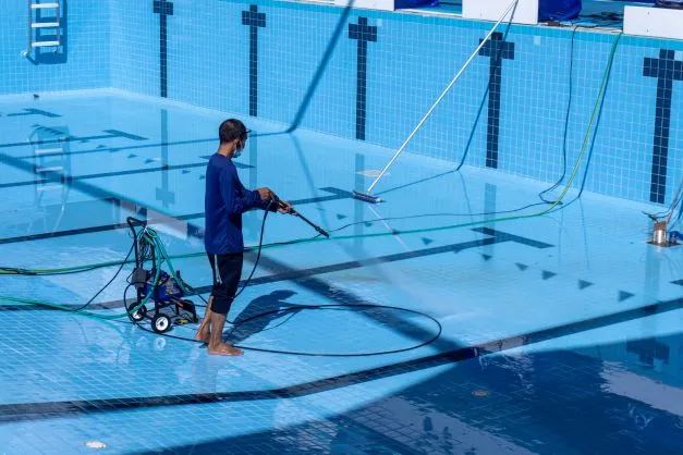Pulire la piscina con l'idropulitrice