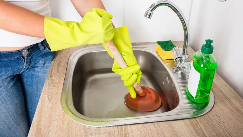 Comment déboucher un lavabo ou un évier
