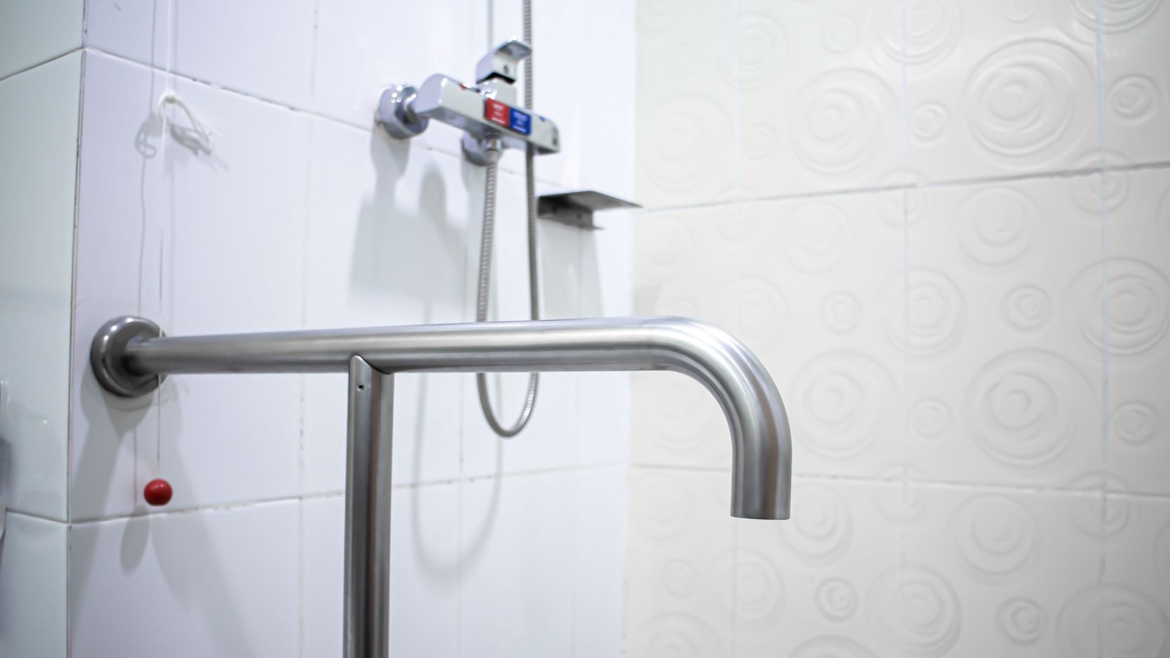 Douche PMR douche à l’italienne pour personnes à mobilité réduite