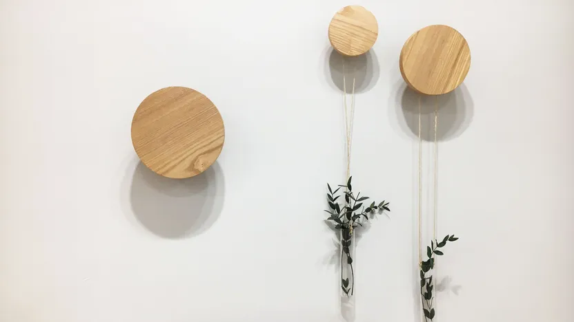 ¿Cómo colgar objetos en la pared sin agujeros?