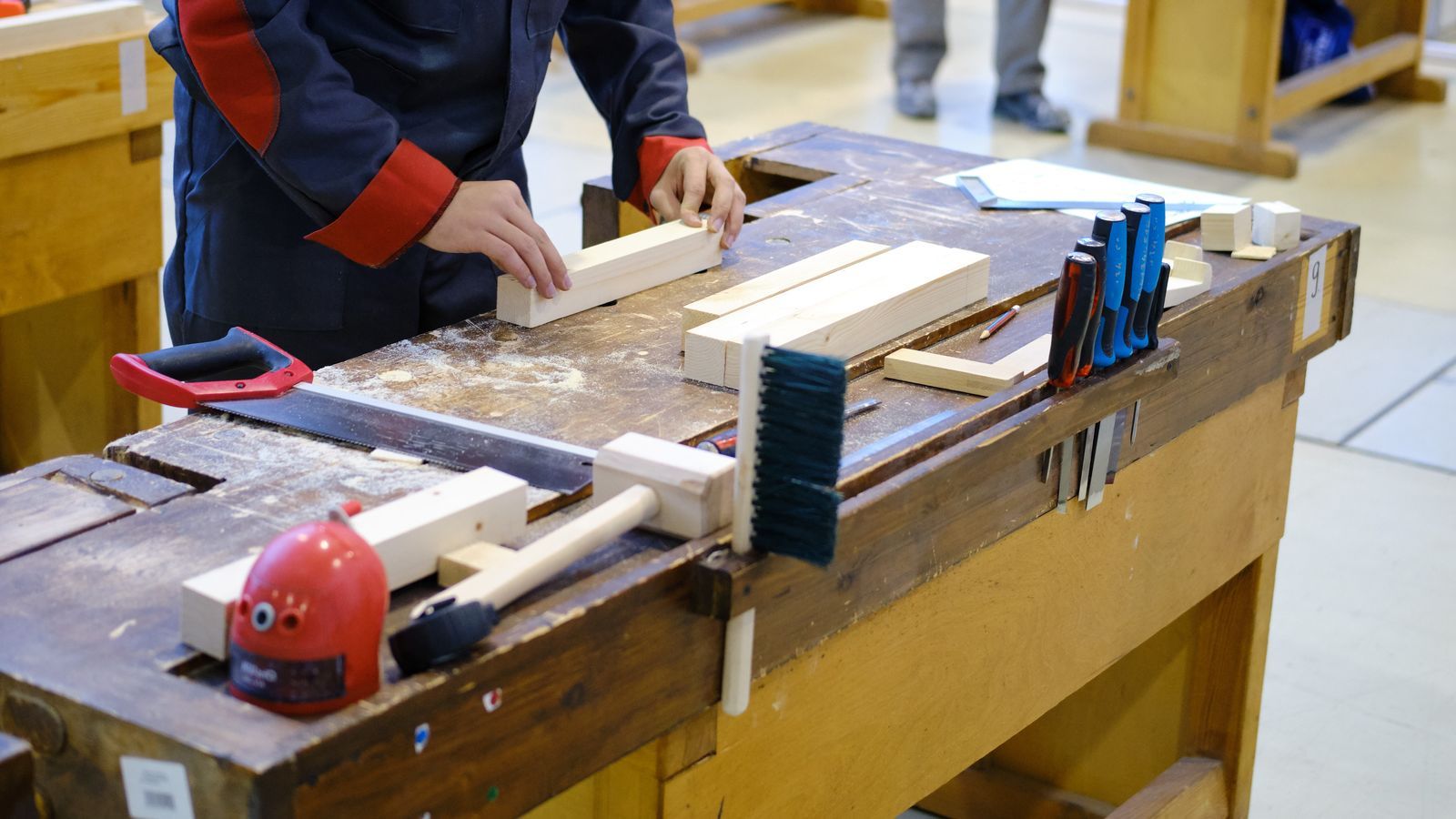 Banchi da lavoro fai da te: banco o tavolo? Leggi come scegliere il migliore