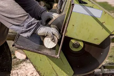 ¿Cómo elegir una sierra para troncos térmica?