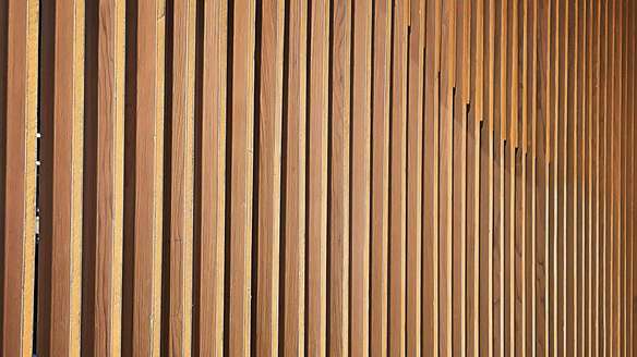 Fabriquer une cloison ajourée en bois avec coffre intégré