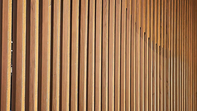 Raumteiler aus Holzlatten mit integrierter Truhe bauen: So geht's