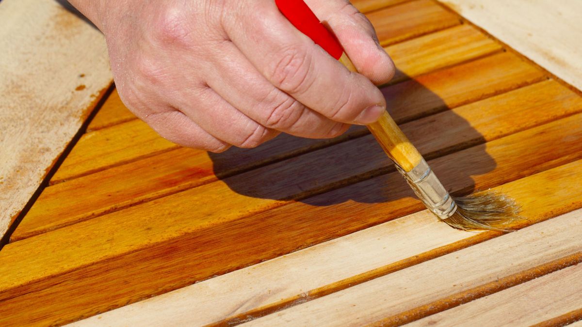 Gartenmöbel aus Teakholz oder Eukalyptusholz pflegen So geht's