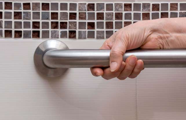 Tapis antidérapant de salle de bains, siège de douche et barre de baignoire :  comment choisir 