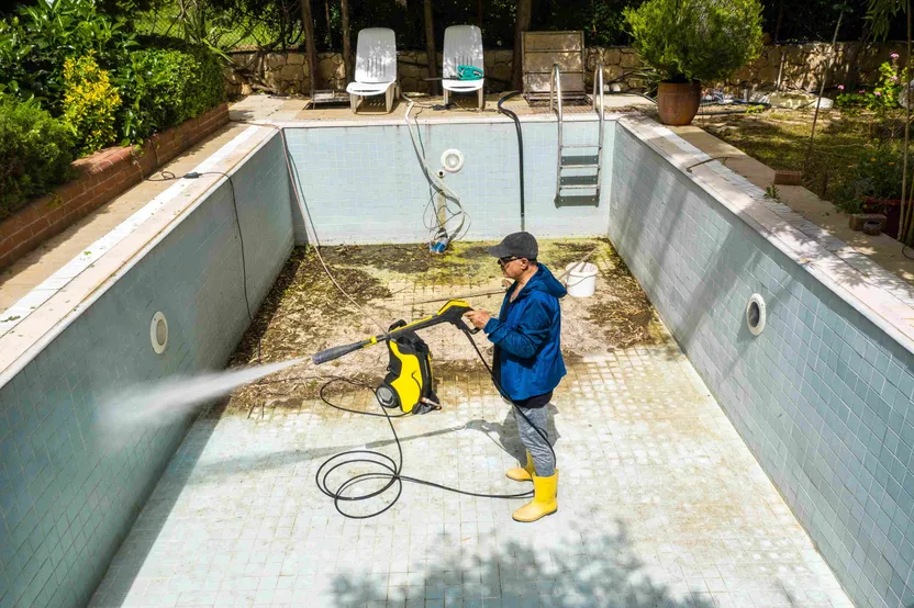 Pool mit dem Hochdruckreiniger reinigen: So geht's