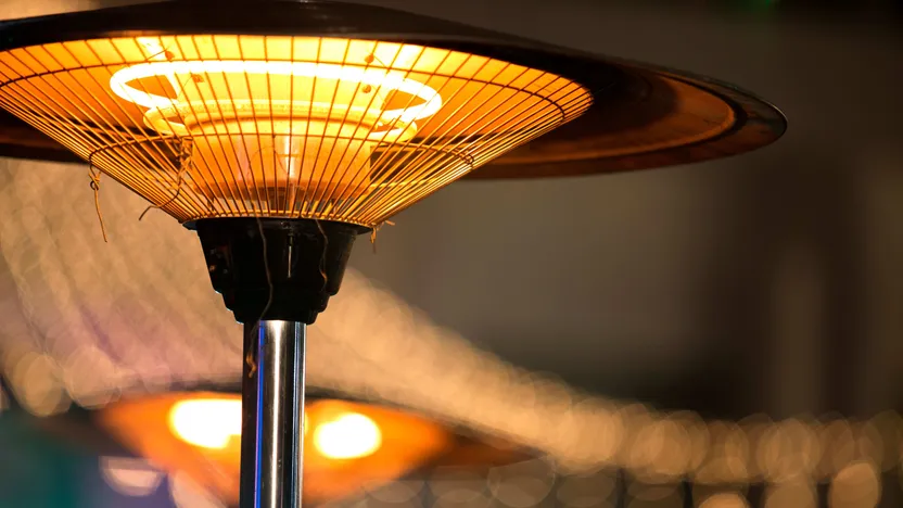 Comparatif des parasols chauffant à gaz et électrique