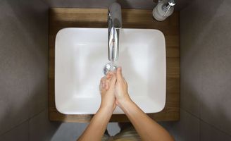 Lavabo o lavabo da posare: cosa scegliere per il tuo bagno