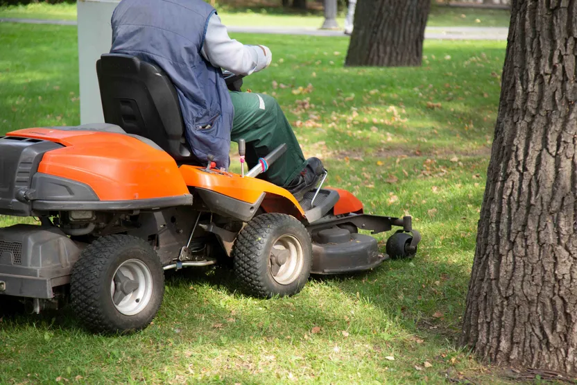 Comment nettoyer son tracteur-tondeuse à gazon