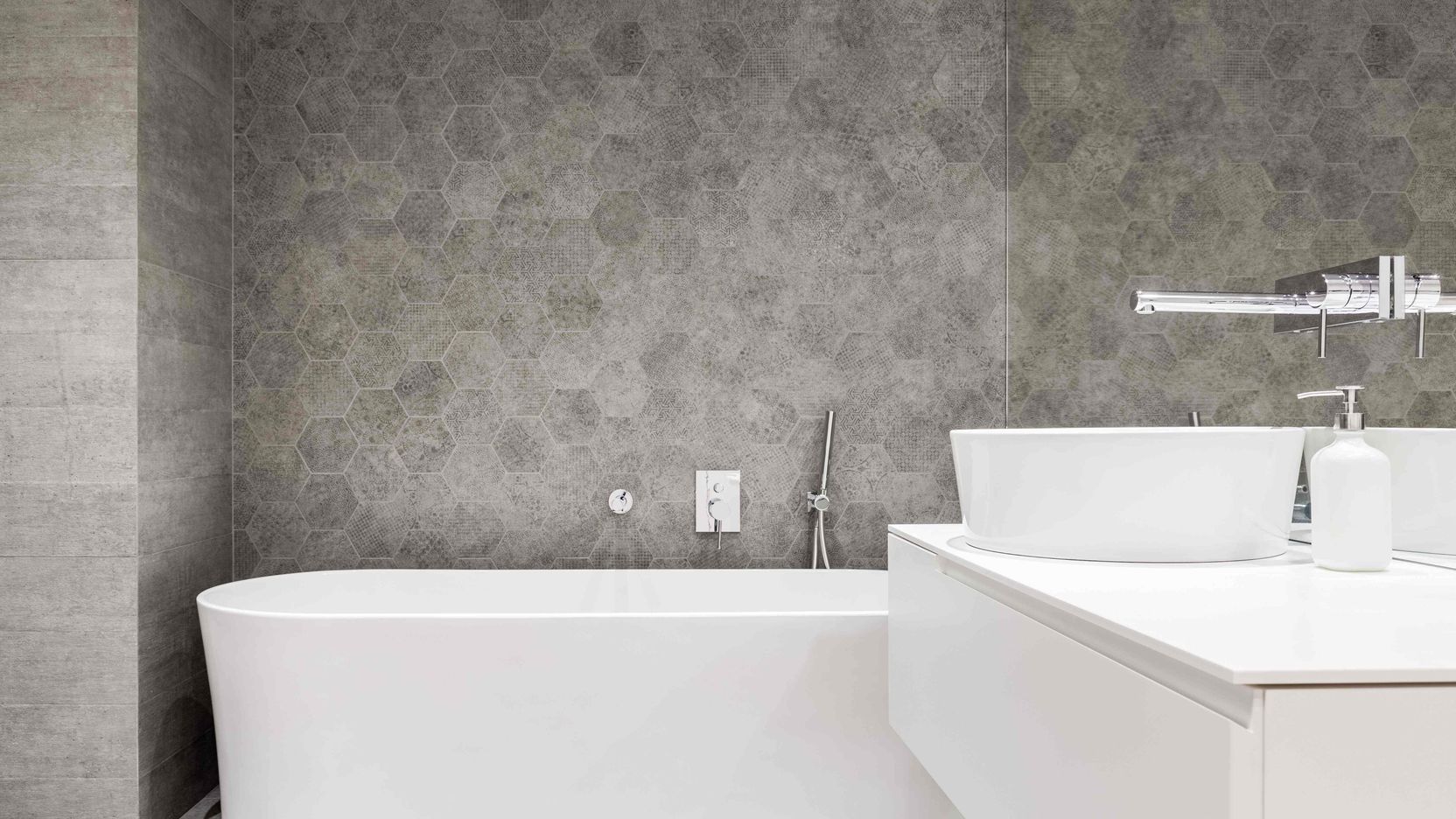 Comment choisir un revêtement mural pour salle de bains
