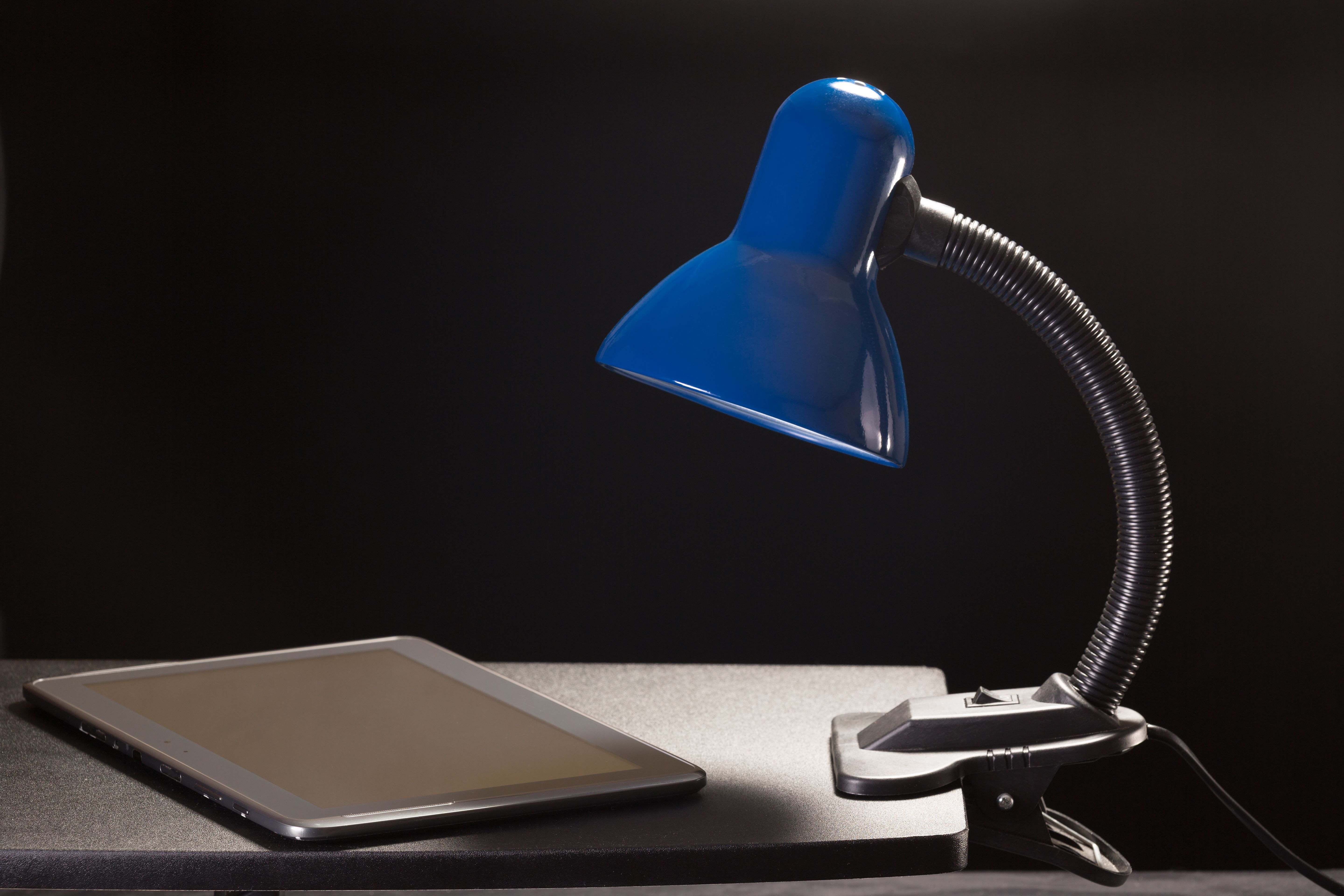 Die Klemmleuchte: eine funktionale Lampe für Schreibtisch, Nachttisch und  Bett