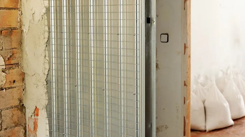 Comment poser une porte coulissante à galandage