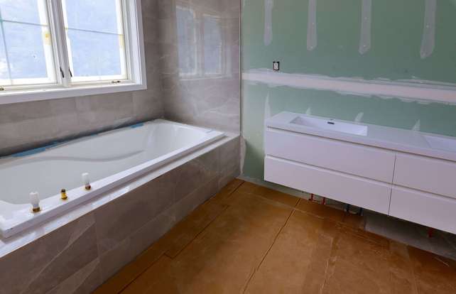 Rénovation d'une salle de bains de taille moyenne