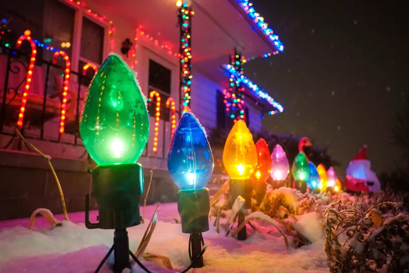 ¿Cómo iluminar tu casa y tu jardín en Navidad?