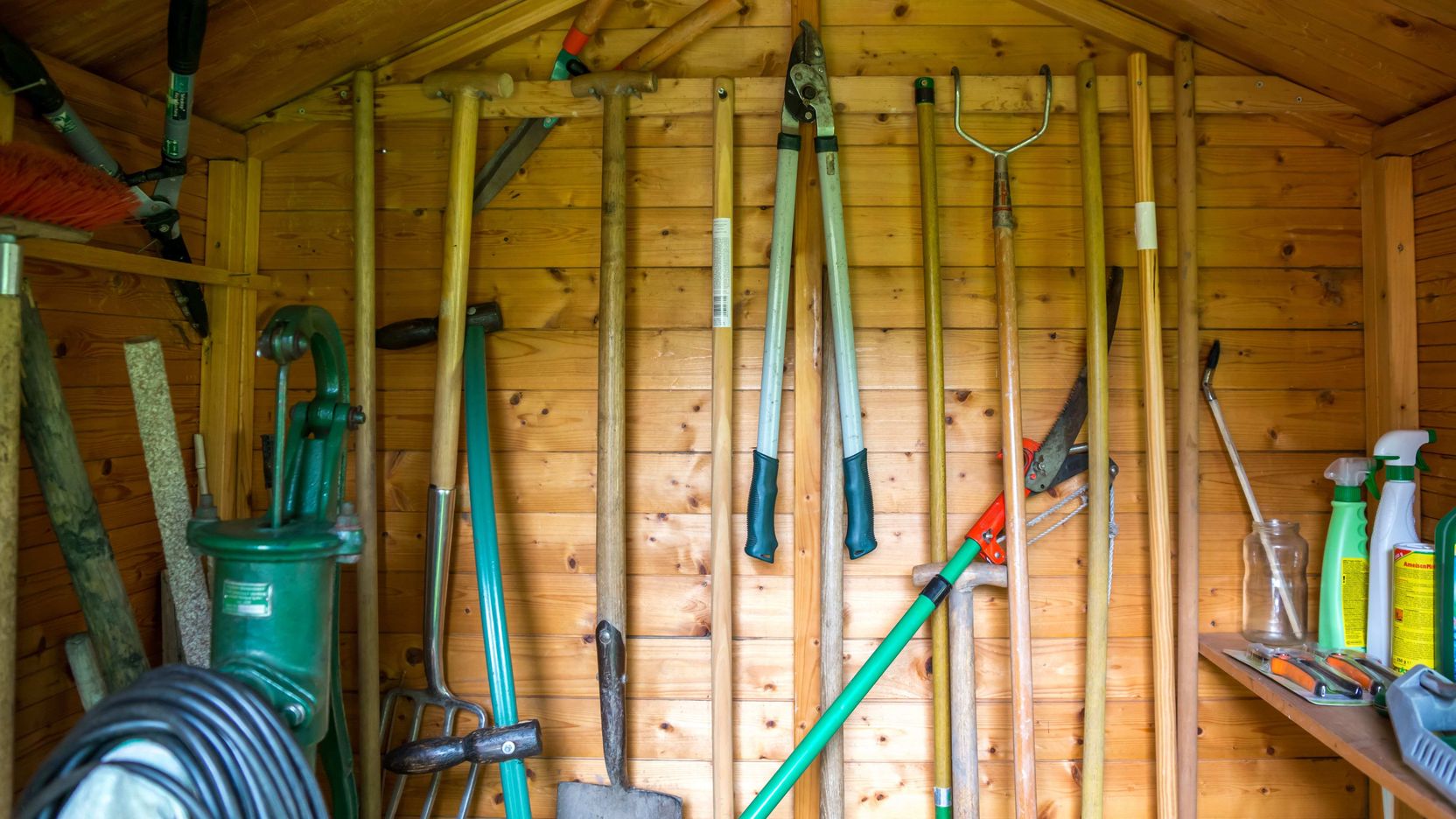 Garden tool handles and maintenance guide