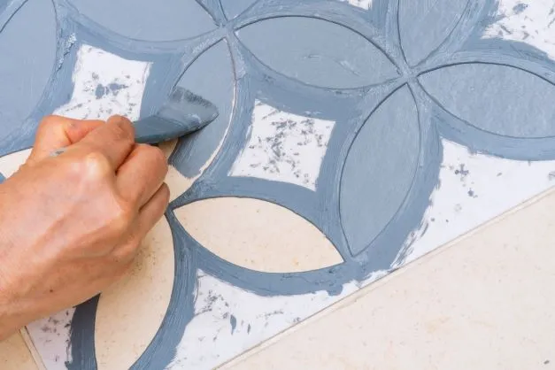 Zoom sulla pittura per piastrelle