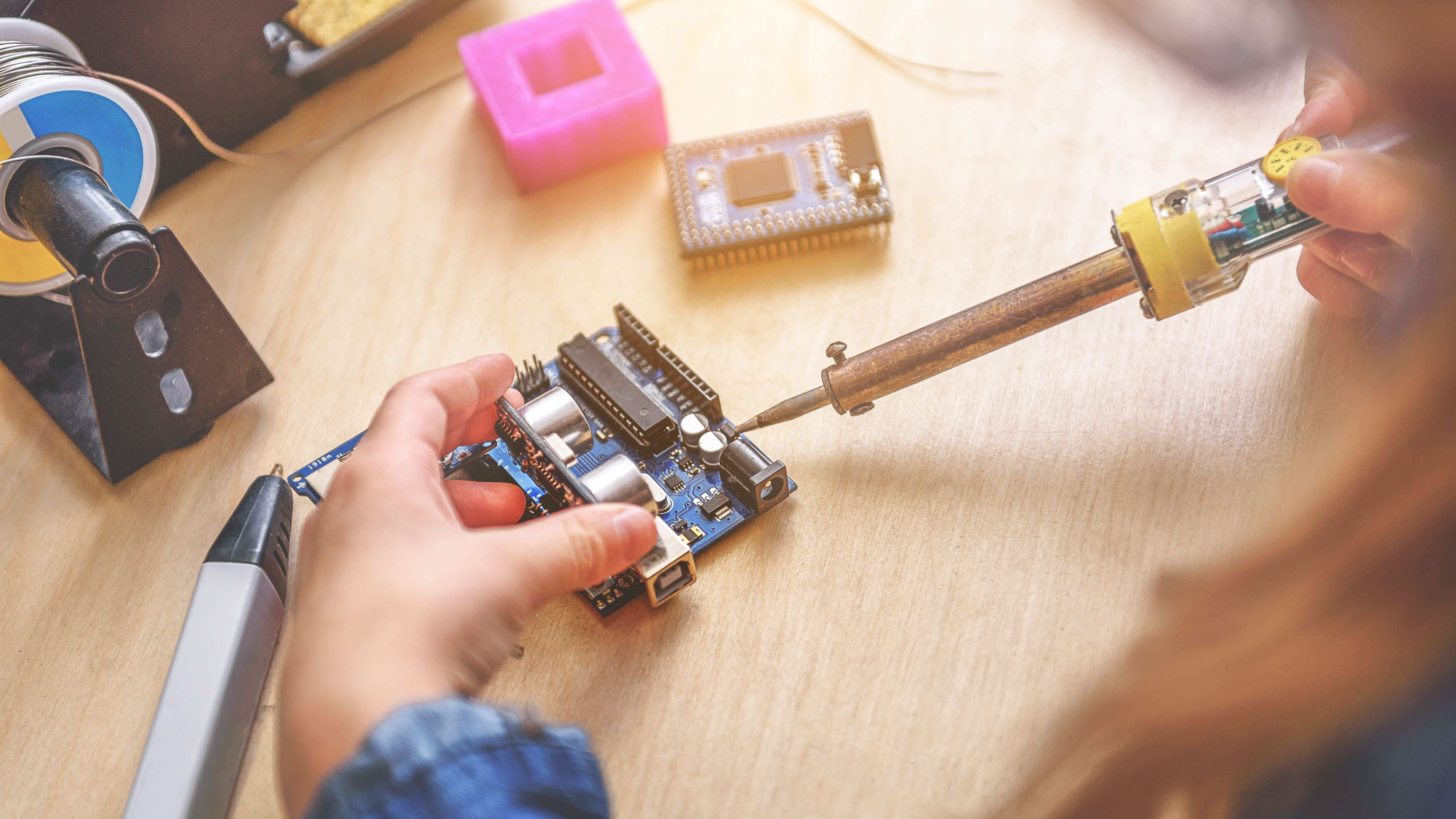 Petit fer à souder pour composants électroniques