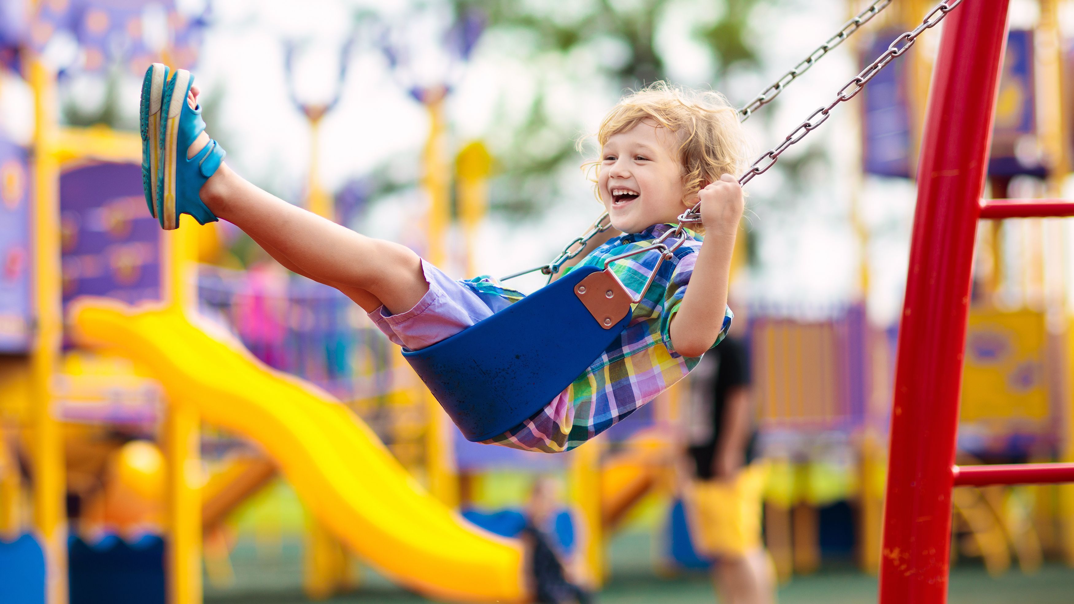 Dal trampolino elastico agli scivoli, i migliori giochi da esterno per far  divertire i bambini anche a casa - greenMe