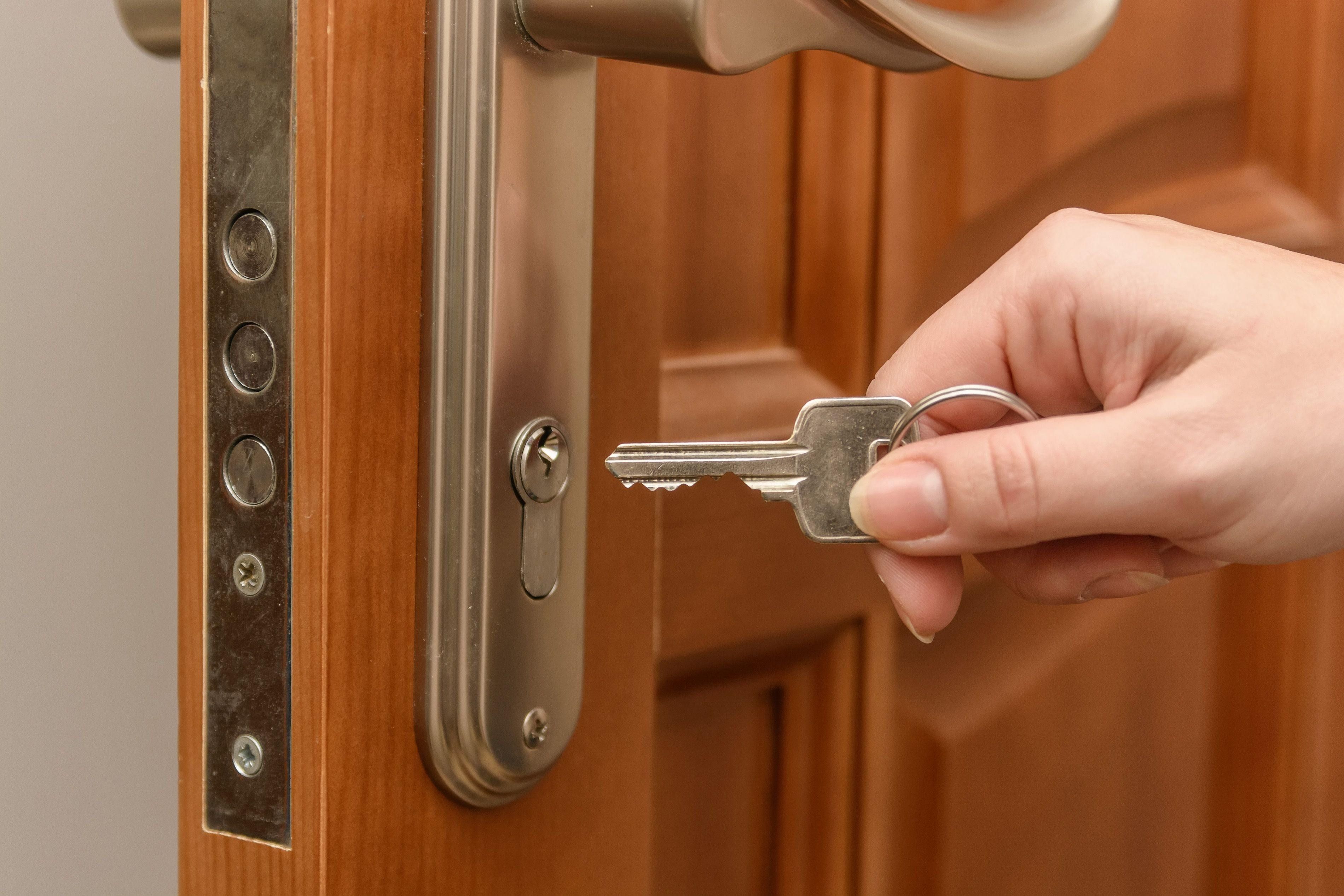 Changer, installer une poignée de porte de chambre avec verrou à clé qui  peut fermer 